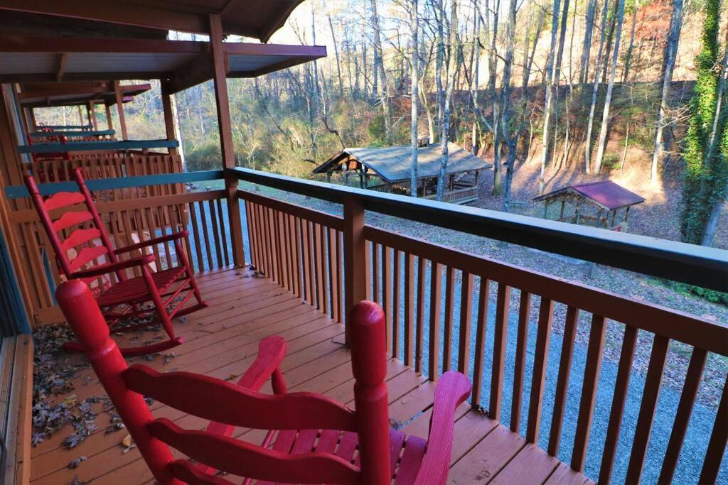 Amazing Cabin Fireplace And Stream #11 Хелен Экстерьер фото
