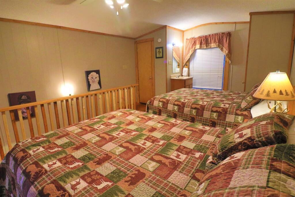 Amazing Cabin Fireplace And Stream #11 Хелен Экстерьер фото