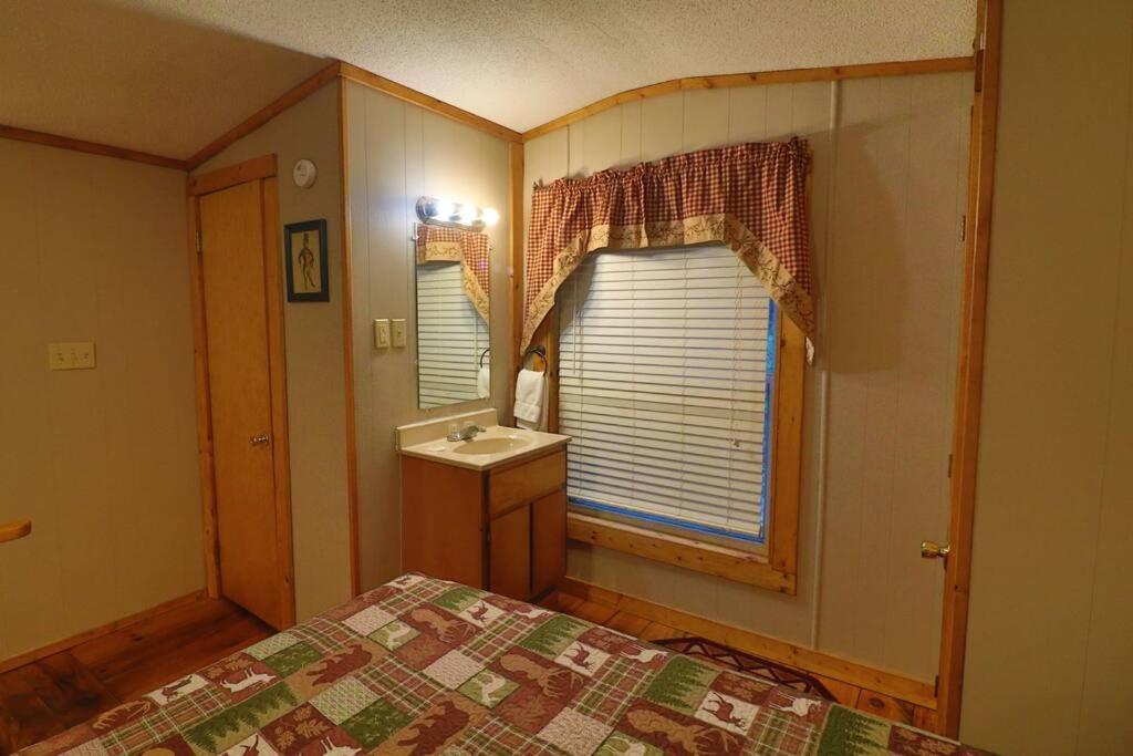 Amazing Cabin Fireplace And Stream #11 Хелен Экстерьер фото