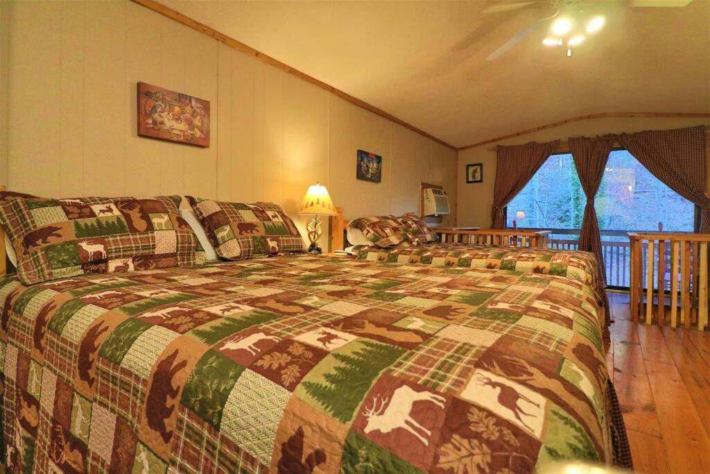 Amazing Cabin Fireplace And Stream #11 Хелен Экстерьер фото