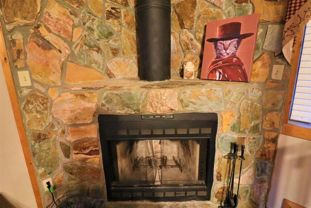 Amazing Cabin Fireplace And Stream #11 Хелен Экстерьер фото