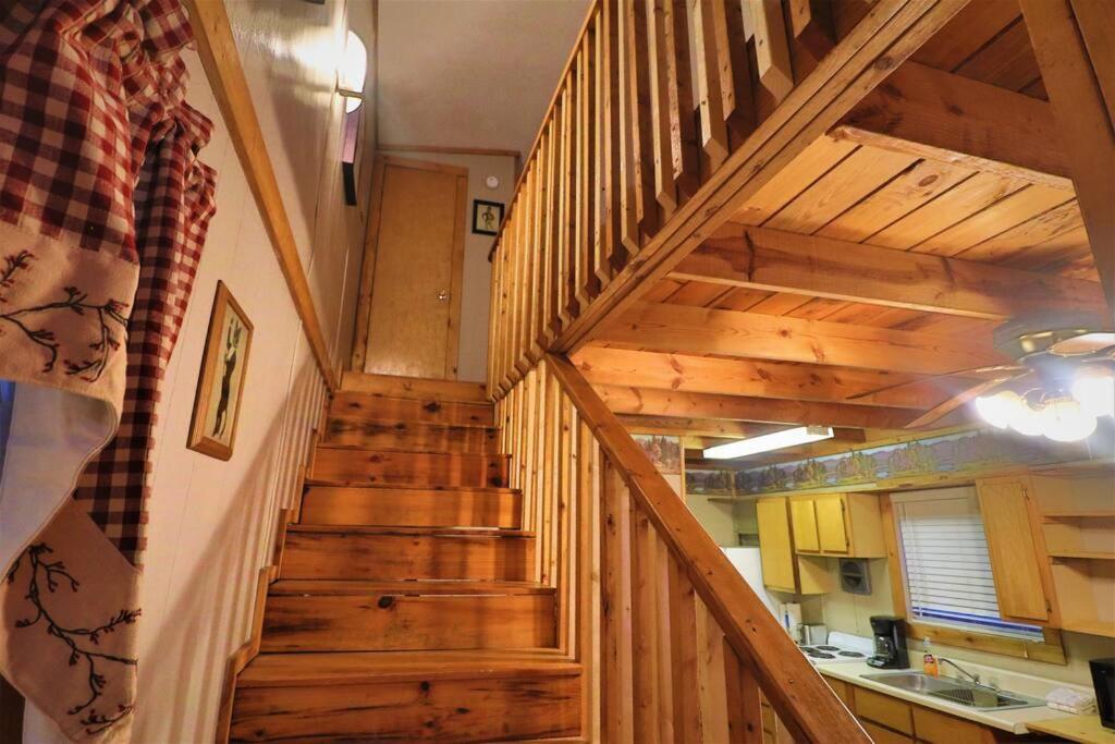 Amazing Cabin Fireplace And Stream #11 Хелен Экстерьер фото