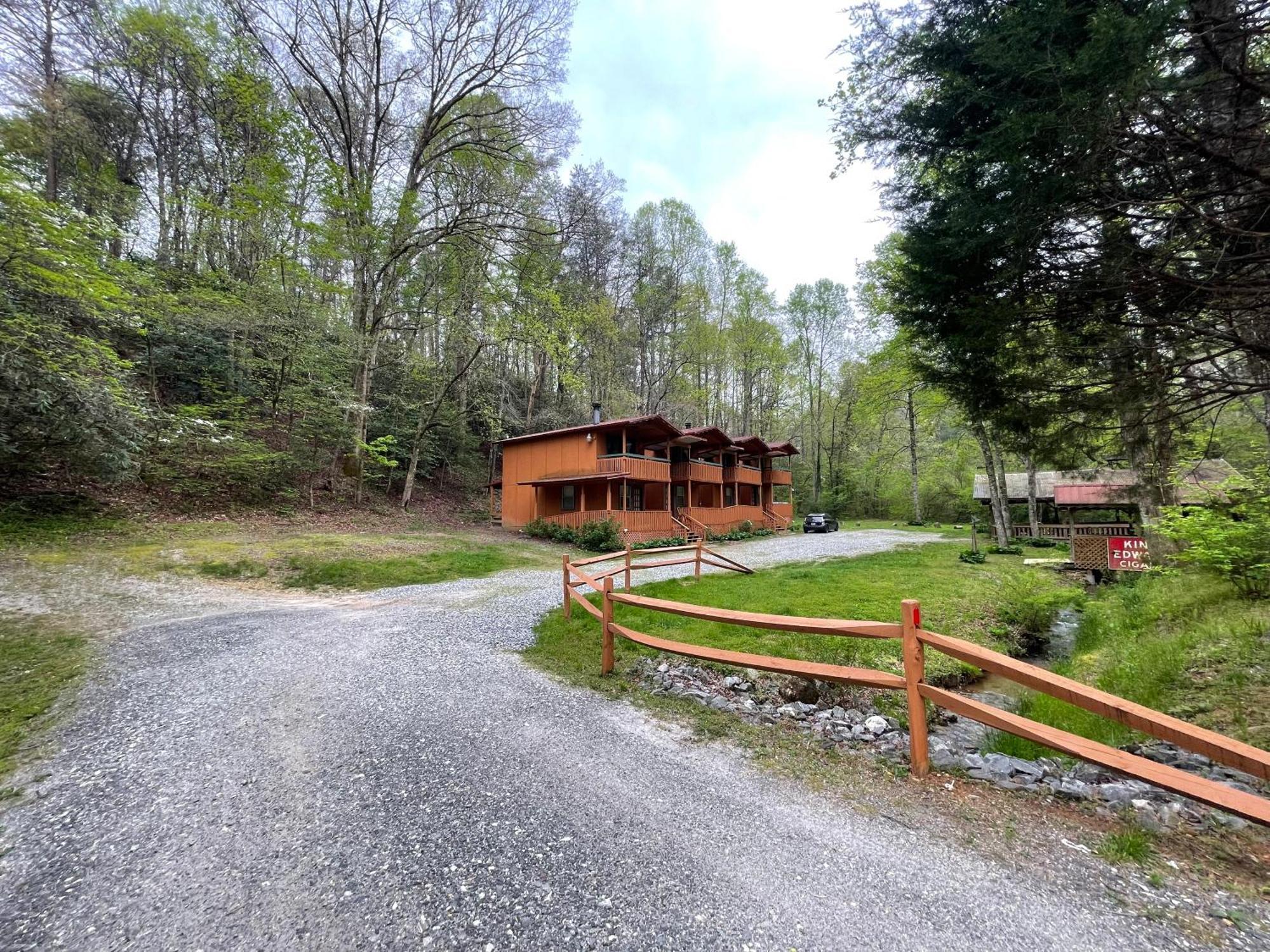 Amazing Cabin Fireplace And Stream #11 Хелен Экстерьер фото