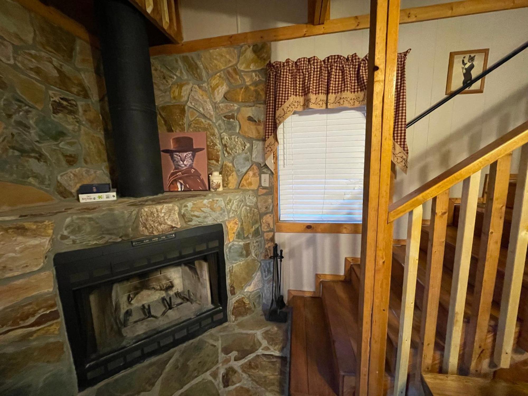 Amazing Cabin Fireplace And Stream #11 Хелен Экстерьер фото